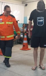 Renovias promove ação educativa com óculos simulador de embriaguez em escola de Aguaí