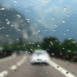 Dicas de como dirigir na chuva para garantir uma viagem mais segura