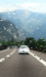 Dicas de como dirigir na chuva para garantir uma viagem mais segura