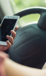 Uso do celular ao volante é o que mais incomoda motoristas que trafegam pelas rodovias administradas pela Renovias