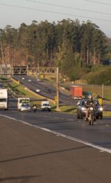 Renovias reforça campanha sobre uso do acostamento e alerta para riscos de infrações