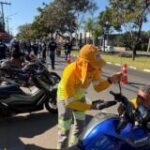 Renovias celebra o Dia do Motociclista com instalação e distribuição de 300 antenas corta-pipa