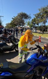 Renovias celebra o Dia do Motociclista com instalação e distribuição de 300 antenas corta-pipa